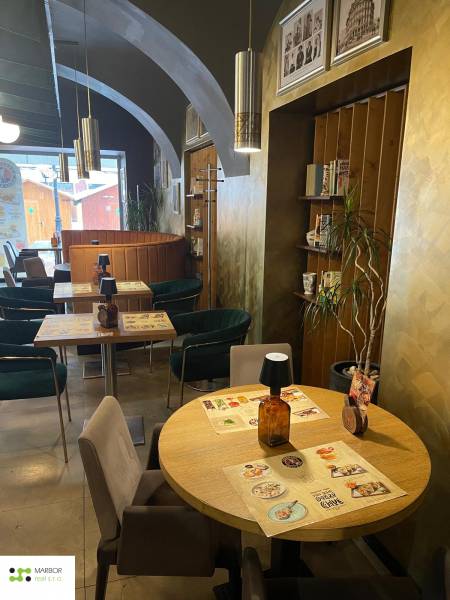 Innenraum von Gastronomiebereichen mit Holzdekor und Wanddekoration.