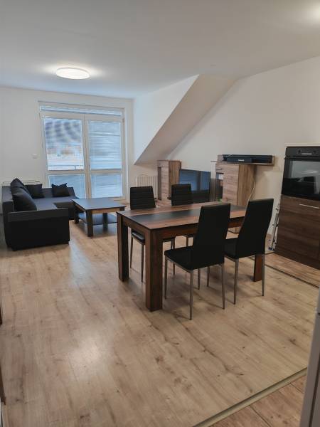 Wohnzimmer in einer 3-Zimmer-Wohnung mit Holzboden und Esstisch.