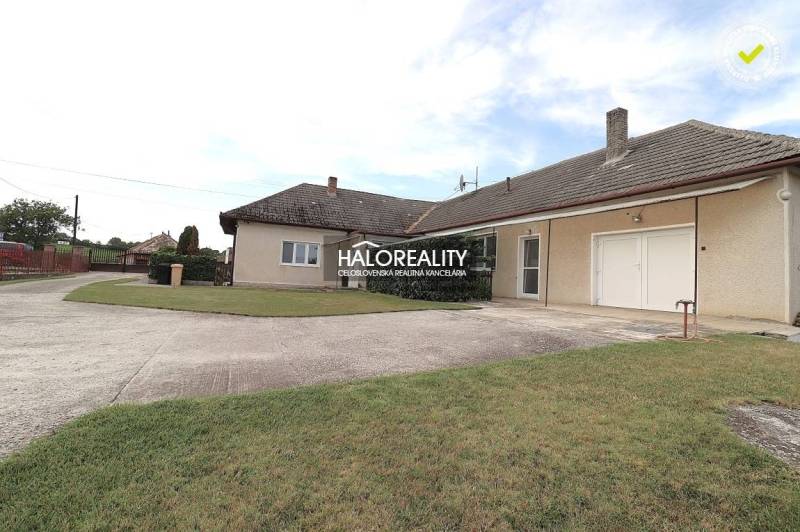 Einfamilienhaus in Veľký Kýr, Vorgarten mit Rasen und Parkfläche.