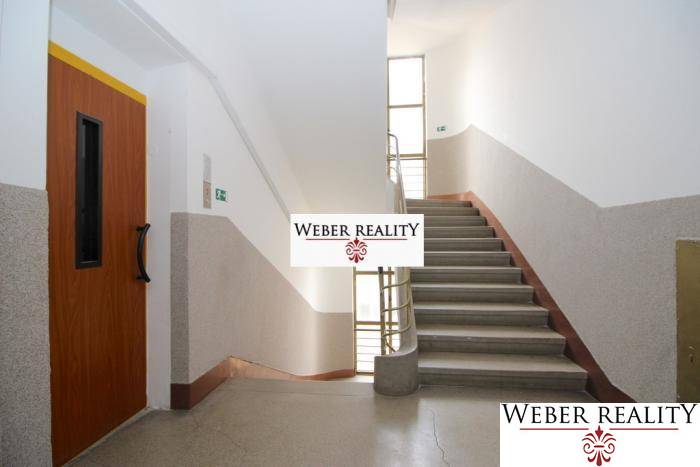 Flur mit Aufzug und Treppenhaus, die in die Etage einer 2-Zimmer-Wohnung führen.