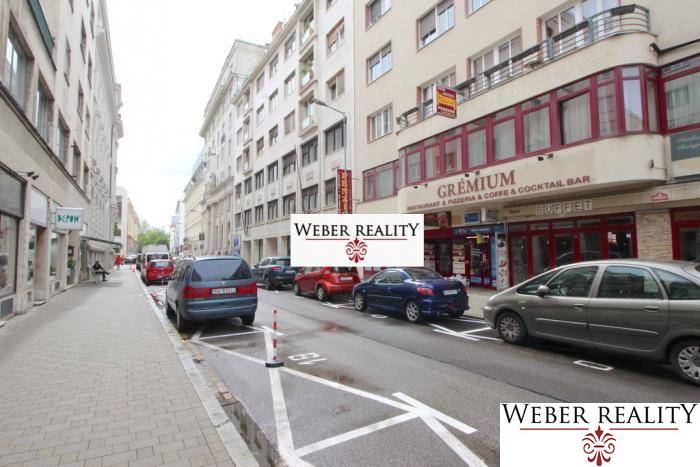 Gorkého Straße in Bratislava - Altstadt mit geparkten Autos und Geschäften.