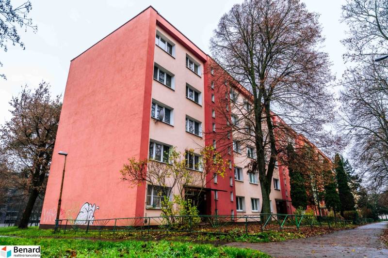 Außenbereich einer 2-Zimmer-Wohnung in der Ľudová-Straße, Košice - Stadtteil Západ, mit umliegendem Grün.