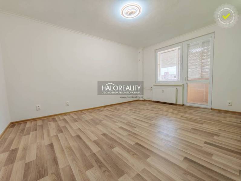 Geräumiges Zimmer in einer 2-Zimmer-Wohnung mit Holzboden.