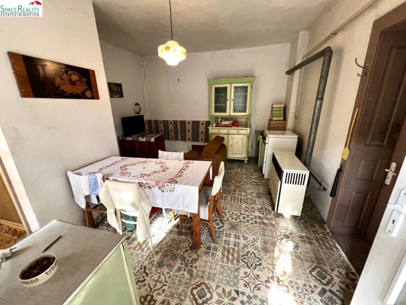 Traditionelle Küche in einem Einfamilienhaus mit Vintage-Möbeln und verziertem Boden mit Dekor.