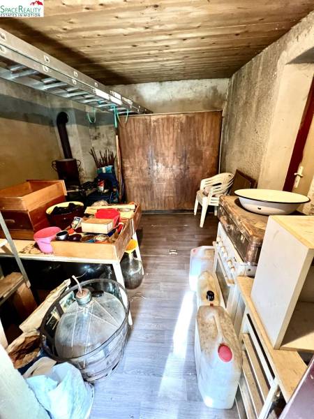 Lager mit unterschiedlicher Ausstattung und Holzboden in einem Einfamilienhaus.