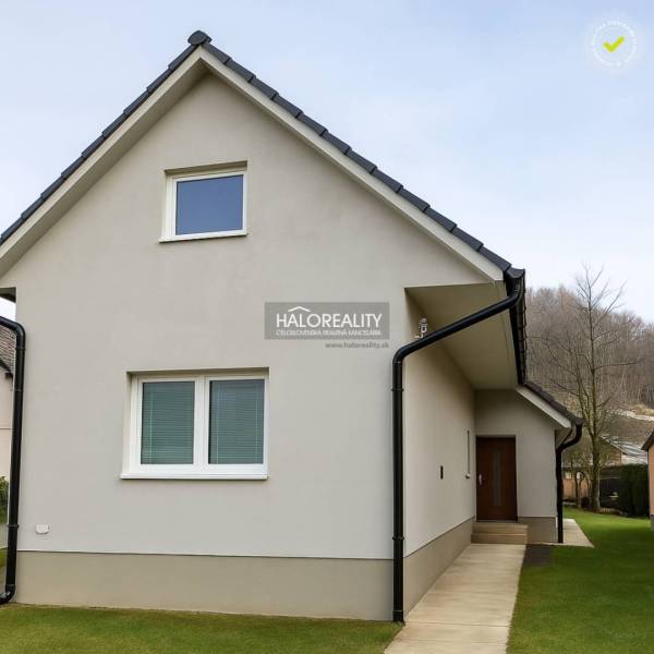 Ein Einfamilienhaus in Kľačno mit Dachgeschoss und grasbewachsener Umgebung.