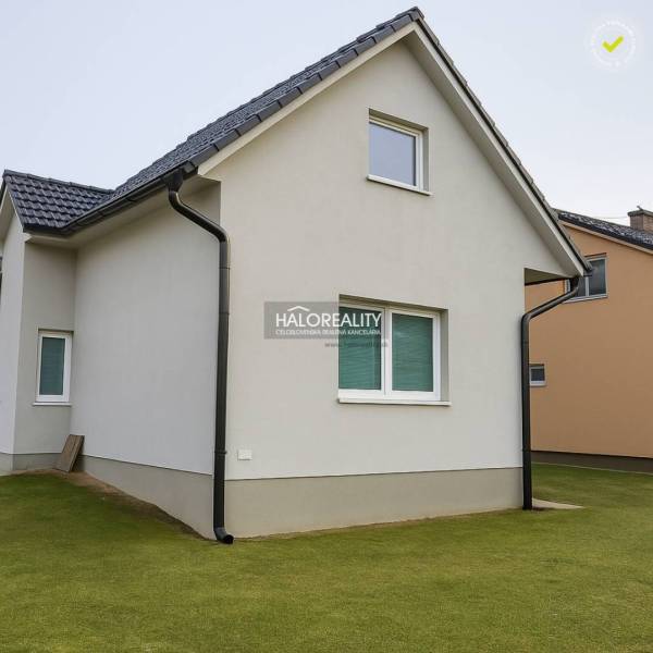 Ein Einfamilienhaus in Kľačno mit einer einfachen Fassade und einem Schrägdach.