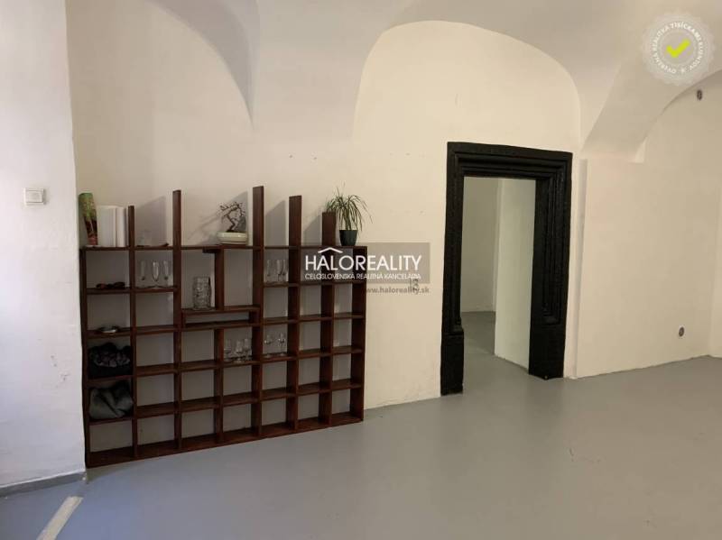 Innenraum eines Büros mit Gewölbedecken und einer Holzbibliothek.