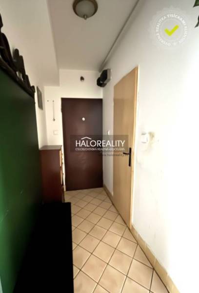 Eingangsflur einer 3-Zimmer-Wohnung mit Fliesen und Möbeln.