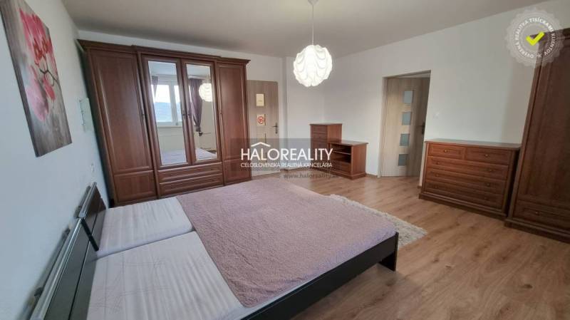 Ein Einfamilienhaus in Poprad ist von einem Garten, einem steinernen Gehweg und einem Zaun aus Holzlatten umgeben.