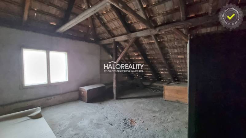 Küche eines Einfamilienhauses mit Holzboden und Esstisch.