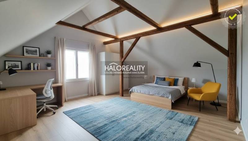 Schlafzimmer in einem Einfamilienhaus, Bett, Kommode und Boden mit Holzdekor.