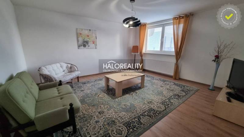 Schlafzimmer in einem Einfamilienhaus mit Holzboden und Holzmöbeln.