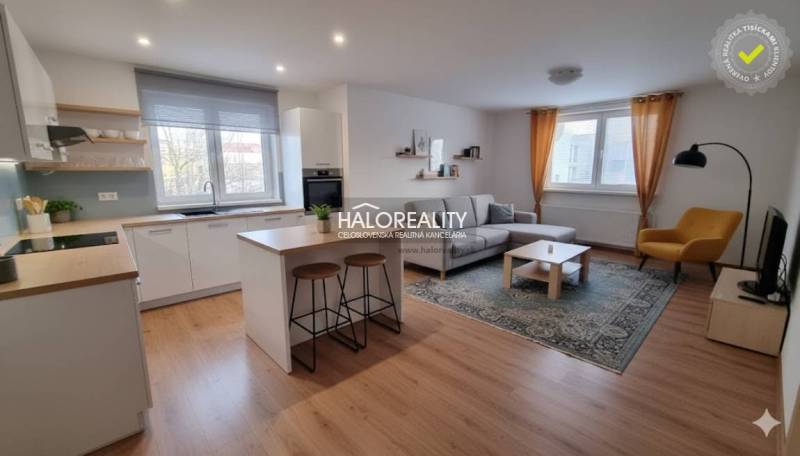 Der Dachboden eines Einfamilienhauses mit alter Holzdachkonstruktion in Poprad.