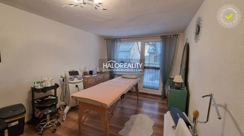 Einfamilienhaus mit offener Küche und Wohnzimmer, Boden mit Holzdekor.