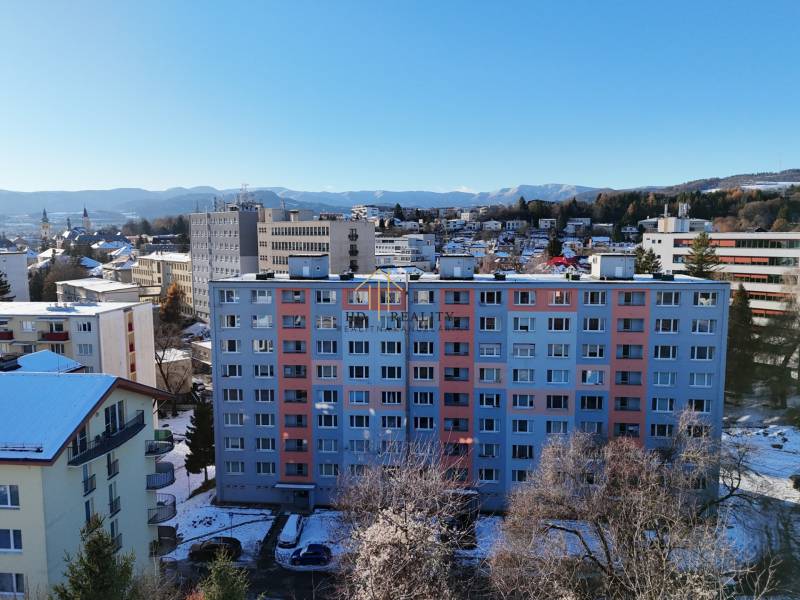 Winterpanorama von Banská Bystrica von der Straße Horná mit Blick auf Wohnhäuser.