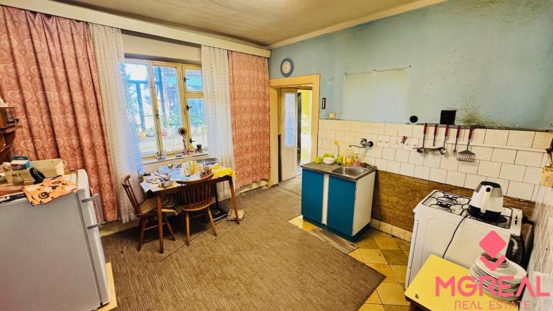 Küche in einem Einfamilienhaus mit Esstisch, Gasherd und Spüle.