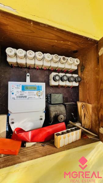 Elektrischer Verteilerkasten im Einfamilienhaus mit Sicherungen und Stromzähler.