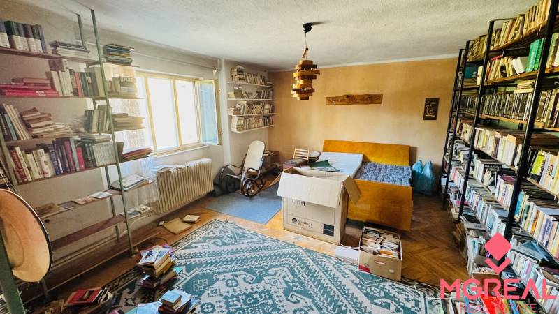 Bibliothek und Möbel im Zimmer eines Einfamilienhauses mit Holzboden.