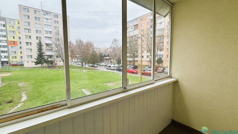 Ein verglaster Balkon mit Blick auf das Wohngebiet und das Grün in der Kutnohorská-Straße in Trebišov.