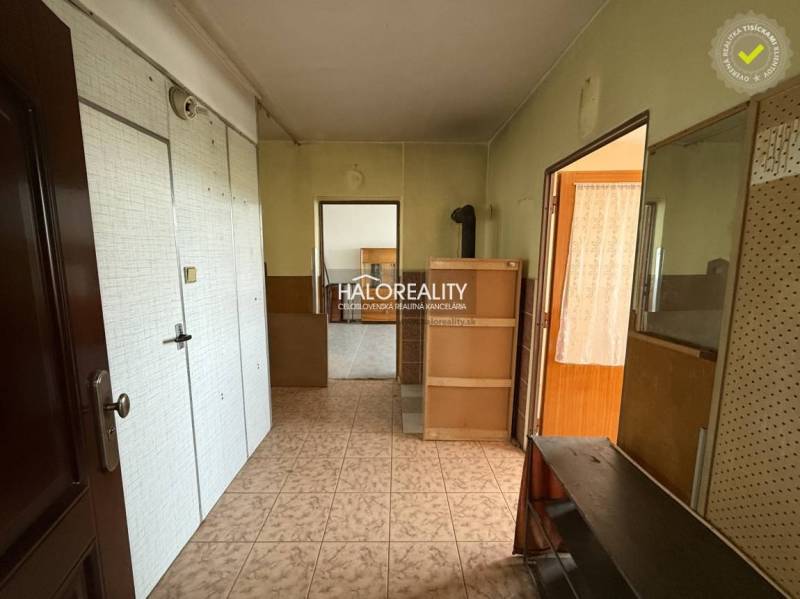 Der Flur in der 3-Zimmer-Wohnung mit Holzelementen und weißen Elementen an den Wänden.