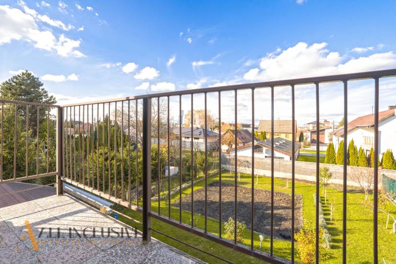 Blick von der Terrasse eines Einfamilienhauses in Dunajská Streda auf den Garten und die Nachbarhäuser.