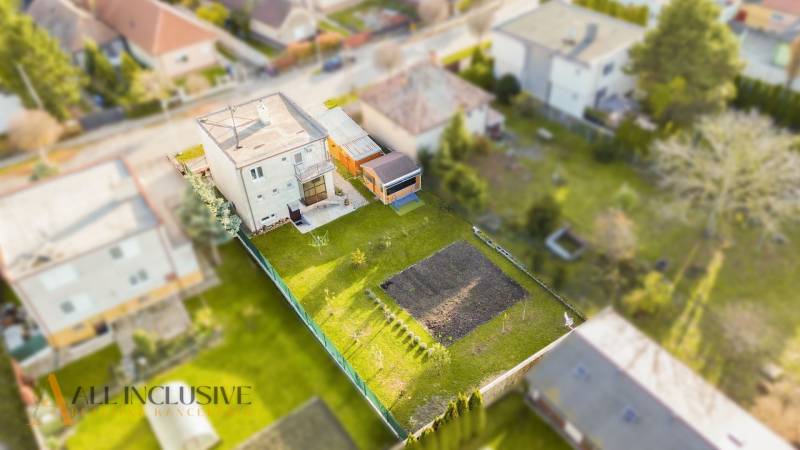 Einfamilienhaus in Dunajská Streda mit großem Garten und Pavillon in ruhiger Lage.