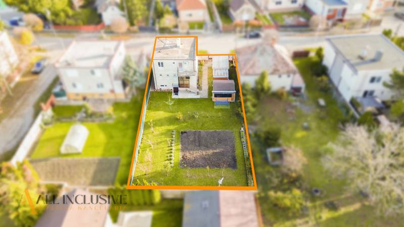 Ein Einfamilienhaus in Dunajská Streda mit einem großen Garten und einem gepflegten Hof.