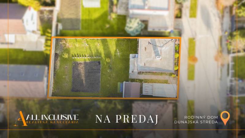 Luftaufnahme eines Einfamilienhauses in Dunajská Streda mit gepflegtem Garten und Terrasse.