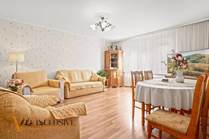 Wohnzimmer in einem Einfamilienhaus mit Holzboden und bequemen Möbeln.