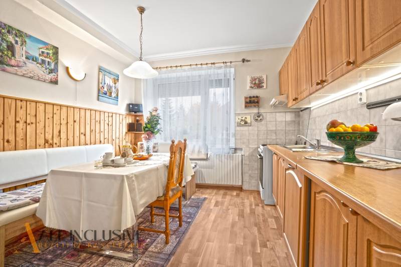 Küche in einem Einfamilienhaus mit Holzboden und Esstisch.