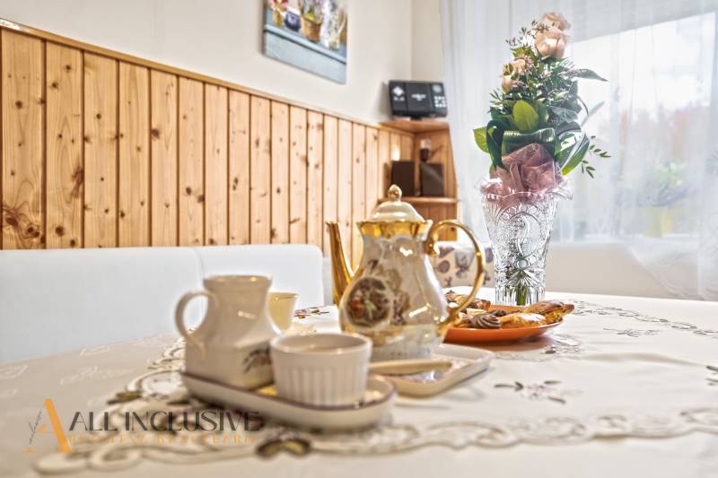 Teeservice auf dem Tisch, Blumen in der Vase, belegter Teller im Einfamilienhaus.
