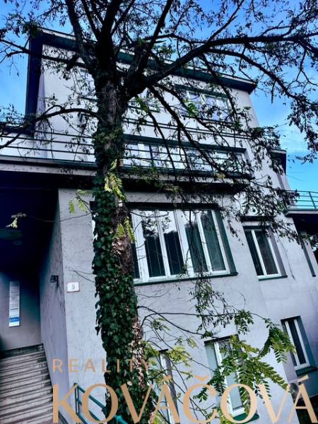 Das Gebäude in der M.R. Štefánika-Straße in Trenčín, mit Büros, umgeben von Bäumen.