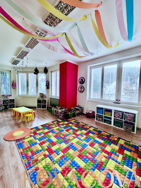 Büros mit hellem Raum, Boden mit Holzdekor, Kinderteppiche, bunte Dekorationen.