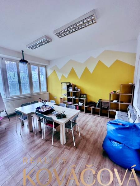 Buntes Büro mit Holzboden, Tisch und Stühlen. Eine großartige Arbeitsumgebung.