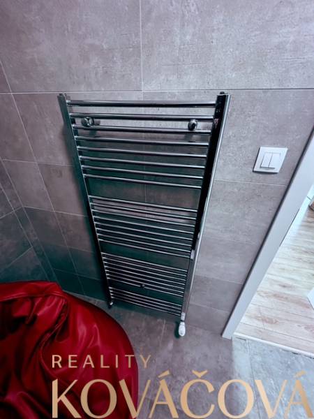 Badezimmer mit Handtuchhalter in Büros, Boden mit Holzdekor.