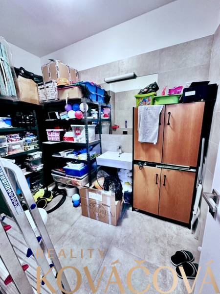 Speicherplatz in Büros mit Regalen, einem Schrank und vielen Kisten.