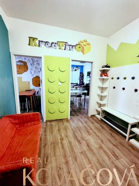 Buntes Bürointerieur mit Holzboden und kreativem Eingangsgestaltung.