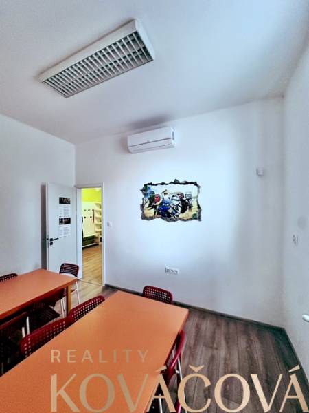 Büros mit Holzboden, Tische und Stühle, Wandbild.