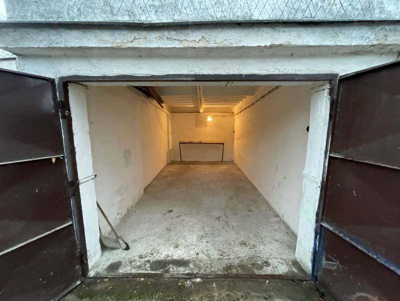 Offene Garage in Priekopy in Bratislava - Ružinov, mit Betonboden und Stirntisch.