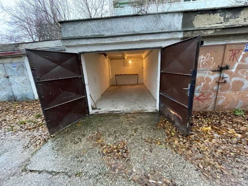 Offene Garagen in der Priekopy-Straße in Bratislava - Ružinov, umgeben von Herbstlaub.