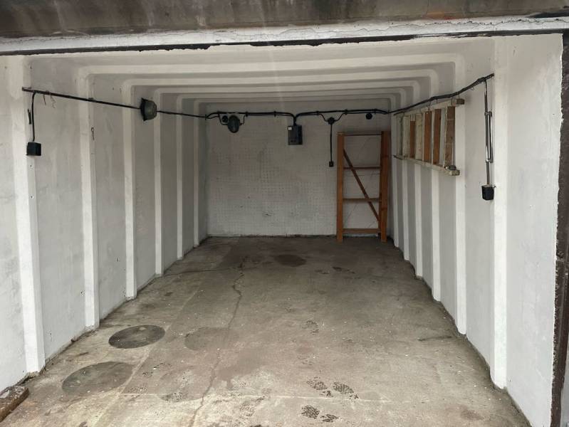 Ein Blick in die Garage in der Prístavná-Straße in Bratislava - Ružinov mit Regalen und Beleuchtung.