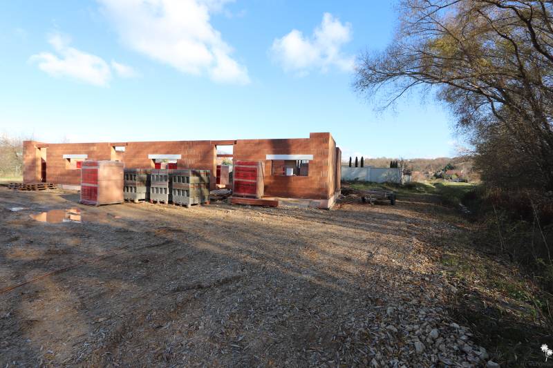 Der Bau eines Einfamilienhauses in der Drieňová-Straße in Nitra, unvollendete Ziegelwände in der Natur.