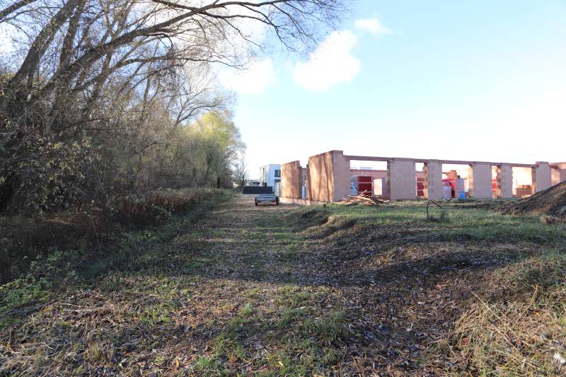 Ein im Bau befindliches Einfamilienhaus in der Drieňová-Straße in Nitra, umgeben von Bäumen und Natur.