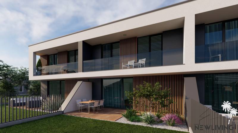 Ein Einfamilienhaus in Piešťany mit verglastem Balkon und Terrasse im grünen Garten.