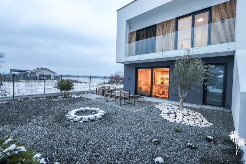 Ein Einfamilienhaus in Modrovka in der Straße Modrovka mit Terrasse und Kieshof.