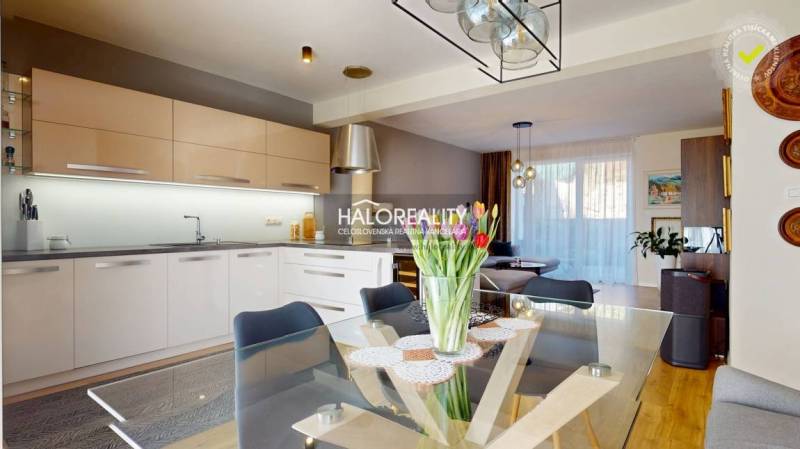 Küche verbunden mit Wohnzimmer, Glastisch mit Blumen, Einfamilienhaus, moderne Beleuchtung.