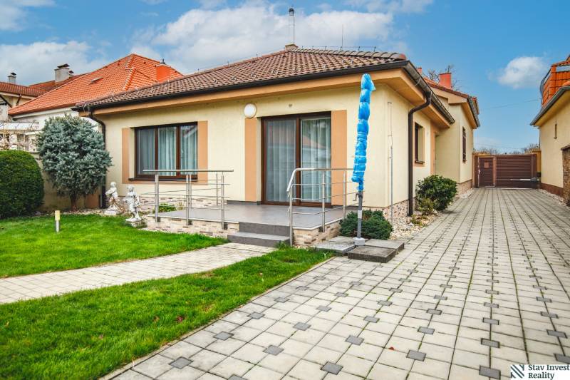Einfamilienhaus in Senec in der Školská-Straße mit Terrasse und Garten.