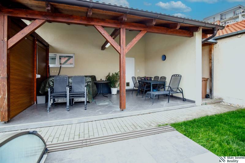 Die Terrasse des Einfamilienhauses in der Školská-Straße in Senec mit Außensitzbereich und Überdachung.