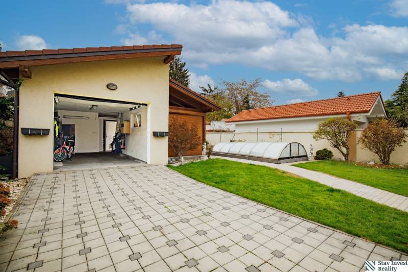 Einfamilienhaus in der Školská-Straße in Senec mit Garage, Pflastersteinen und Garten.